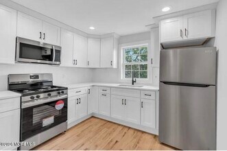 Building Photo - 515 Arnold Ave