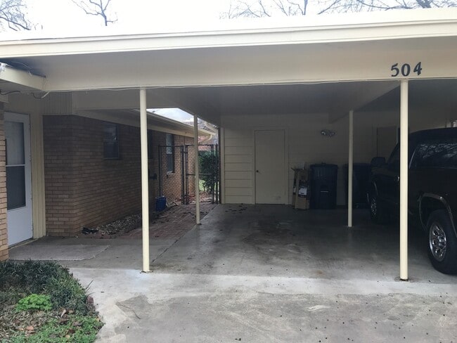 Building Photo - 3/2 Fenced Yard Covered Parking