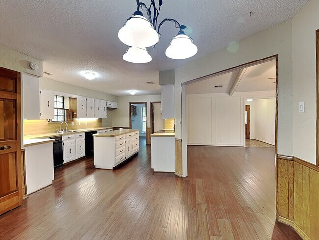 Building Photo - 205 Woodpark Ln