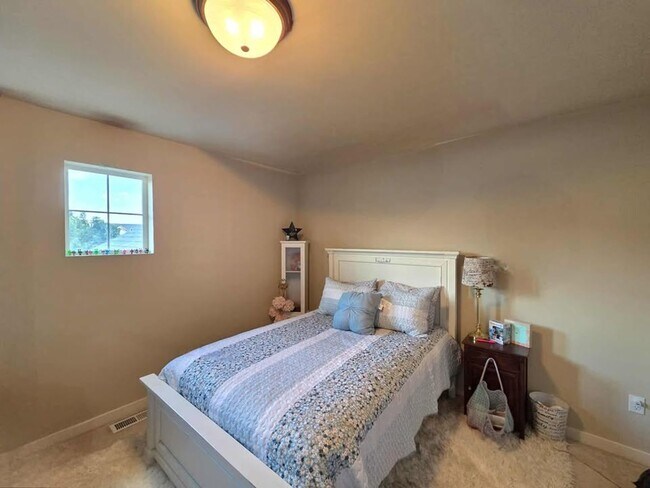 Building Photo - Large 3 bedroom, 3 bath newer build in sou...