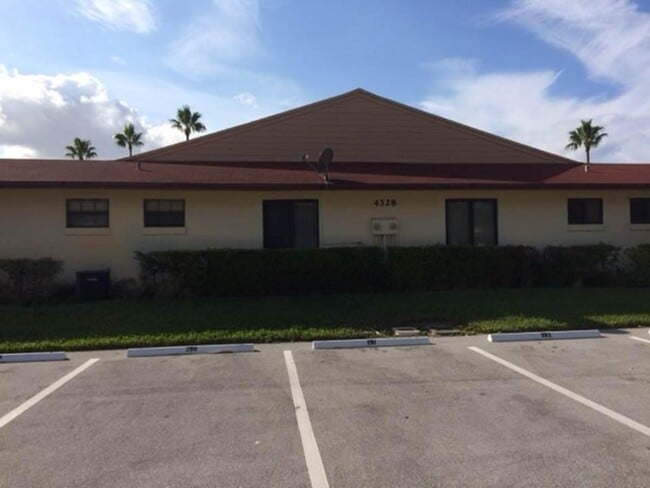 Building Photo - 4328 Woodstock Dr