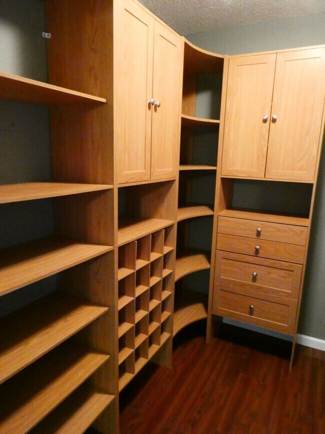 Building Photo - 3 Bedroom 2.5 Bath- Off Broadway Condominiums