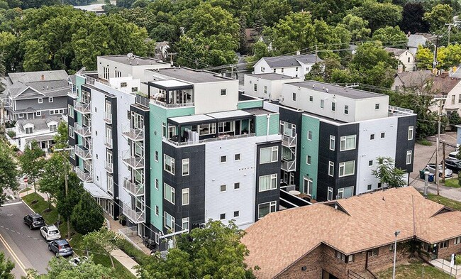 Building Photo - 121 W Kingsley St