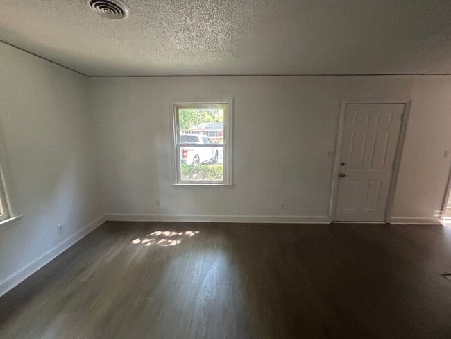 Building Photo - 823 S Kilbourne Rd