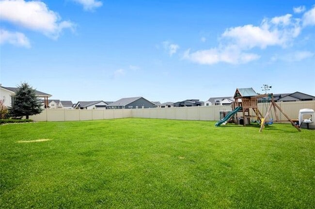 Building Photo - 4 Bed / 3 Bath Home in Silver Creek Estates (West End)