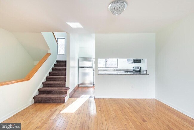 Building Photo - 327 Monroe St