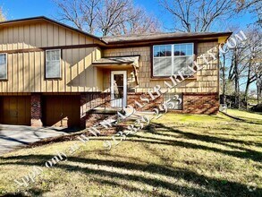 Building Photo - Spacious Duplex in Shawnee-Available NOW!!