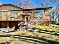 Building Photo - Spacious Duplex in Shawnee-Available NOW!!