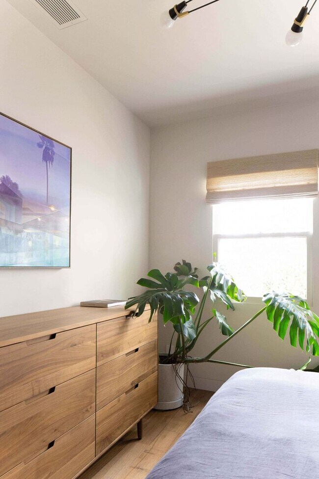 Building Photo - Beautiful 1 bed / 1 bath bungalow-style apartment now available!