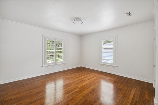 Building Photo - CHARMING 3-BEDROOM IN THE HEART OF ALAMO HEIGHTS