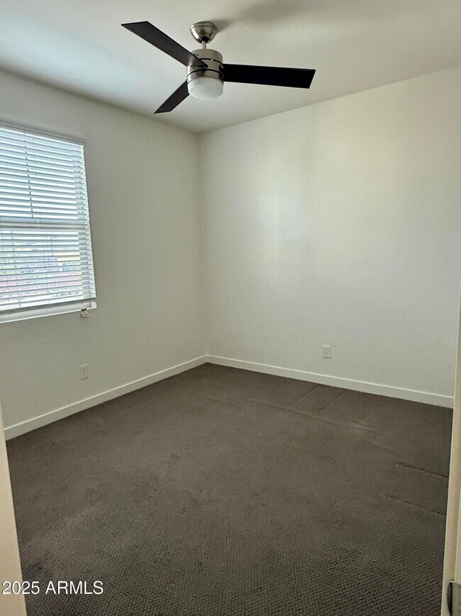 Building Photo - 938 E Danbury Dr
