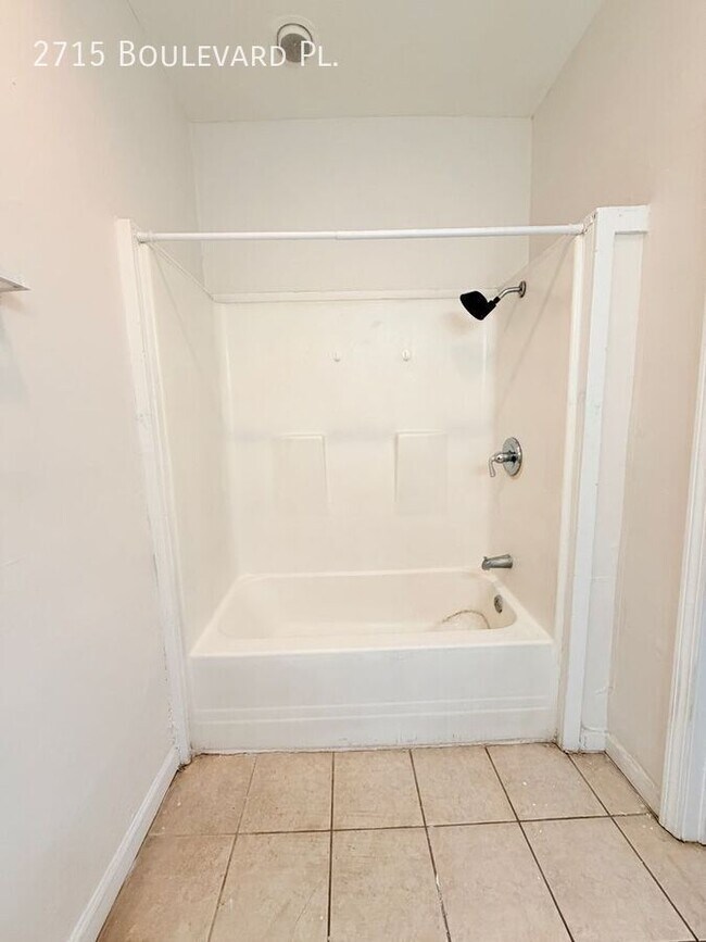 Building Photo - 2715 Boulevard Pl