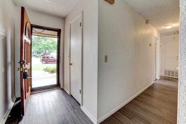 Building Photo - 4 Bed | 2 Bath | Broken Arrow | October