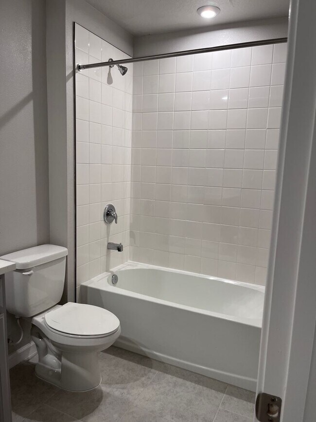 Building Photo - Beautiful 3 bedroom, 2.5 bathroom, 1 car garage townhouse for rent in Lutz!