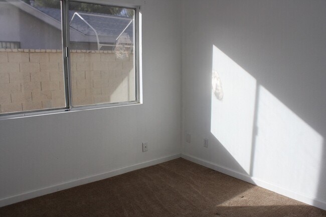 Building Photo - Fabulous 3 bedroom 2 bathroom Big Back Yard