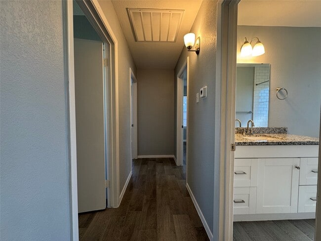 Building Photo - 514 Bertloma St