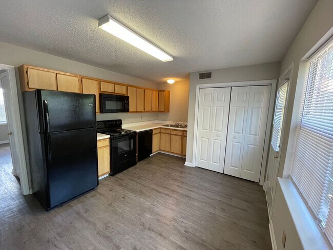 Building Photo - PRE-LEASING FOR AUGUST 7 2026!