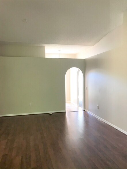 Building Photo - 265 Curtis Ave