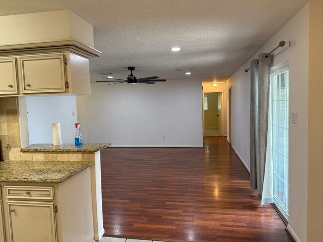 Building Photo - 515 Tresvant Dr