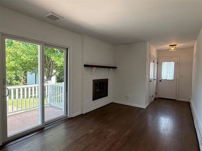 Building Photo - 3220 Delmar Dr