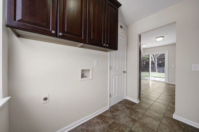 Building Photo - Wonderful Three Bed Two and a Half Bath Ho...