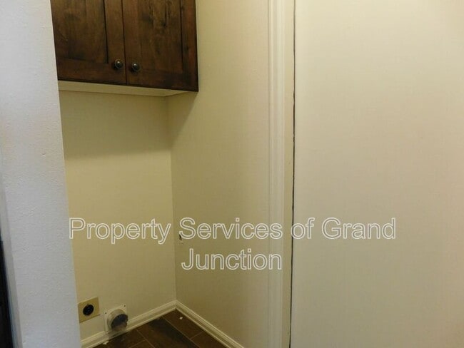 Building Photo - 3045 1/2 Stoneybrook Lane