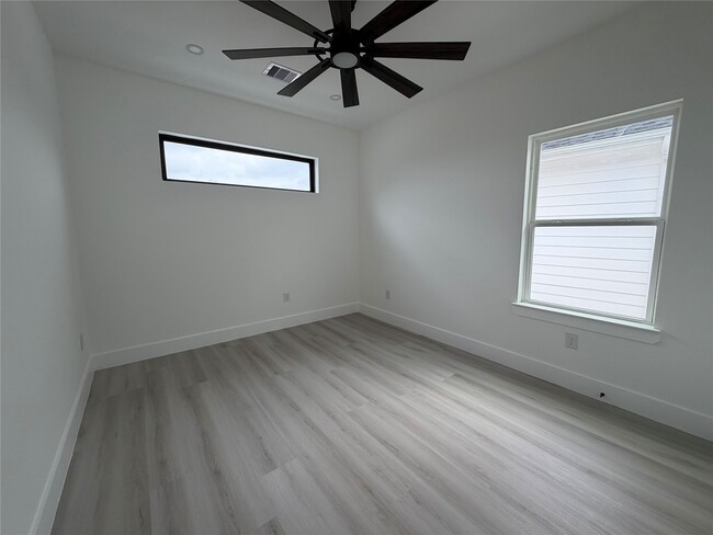 Building Photo - 10123 Grover Ln