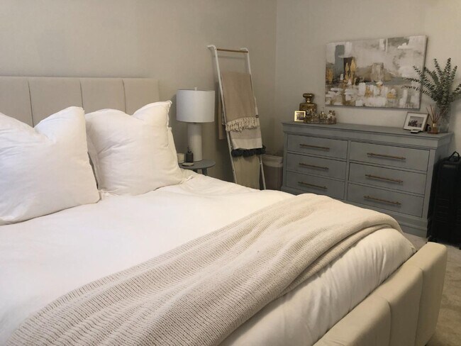 Building Photo - 1915 Fairlawn Ln