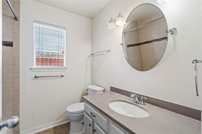 Building Photo - 806 N Willow Dr