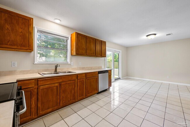 Building Photo - 1221 Albuquerque Cir