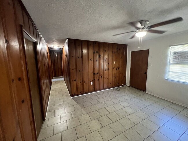 Building Photo - Charming 2 Bedroom Duplex on Sunshine Rd