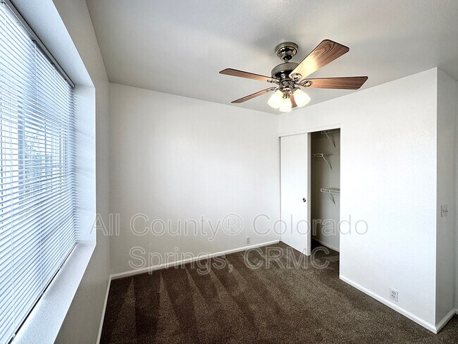 Building Photo - 5942 Vallecito Dr