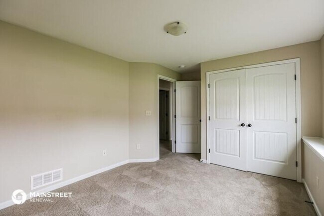 Building Photo - 422 Sunflower Dr, Raymore, MO 64083