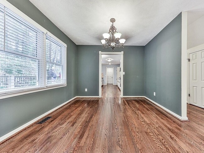 Building Photo - 63 Geraldine Dr SE