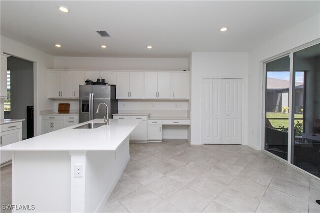 Building Photo - 2213 Avocado Ln