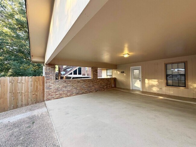 Building Photo - 5805 Sidney Dr