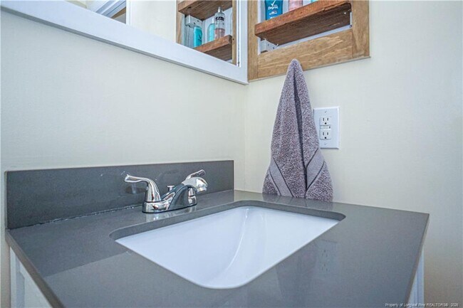 Building Photo - 184 E 12 Oaks Rd