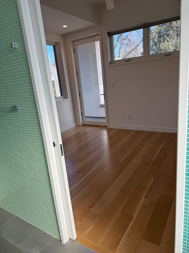 Building Photo - Silver Maple Stunning