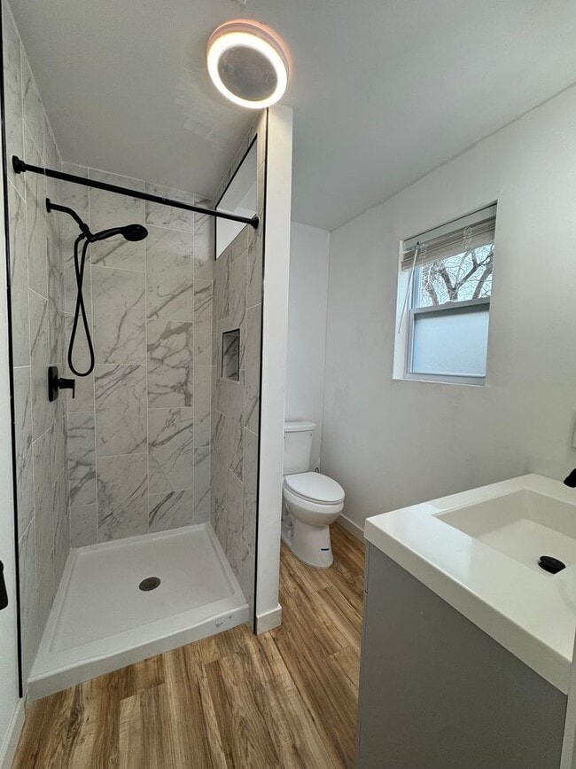 Building Photo - 512 W 10th St