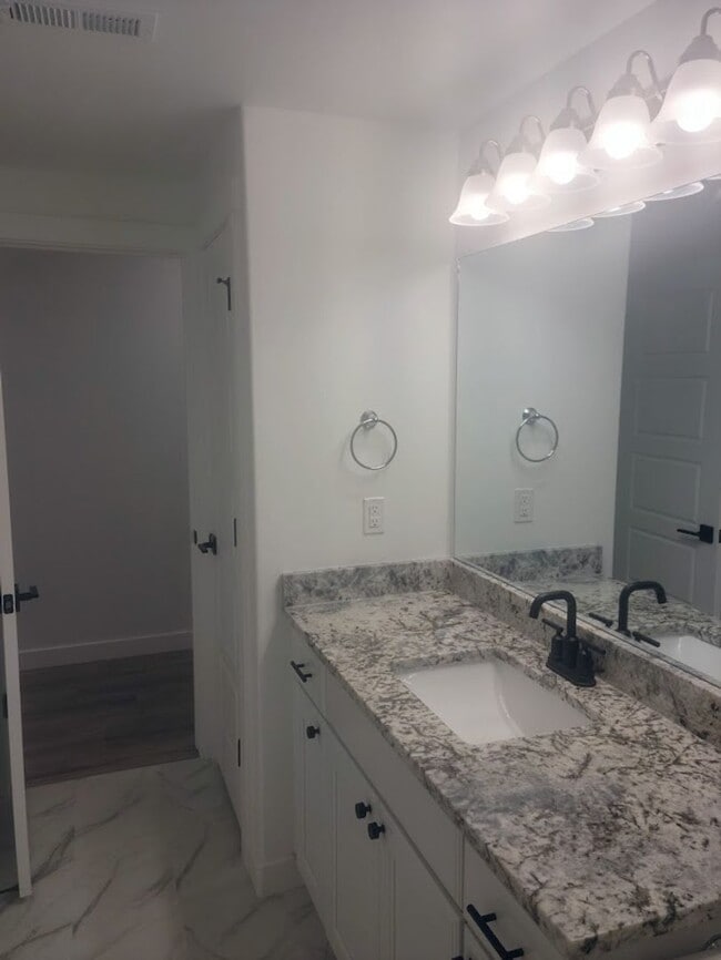 Building Photo - Spacious 3-Bedroom Basement Apartment – Al...