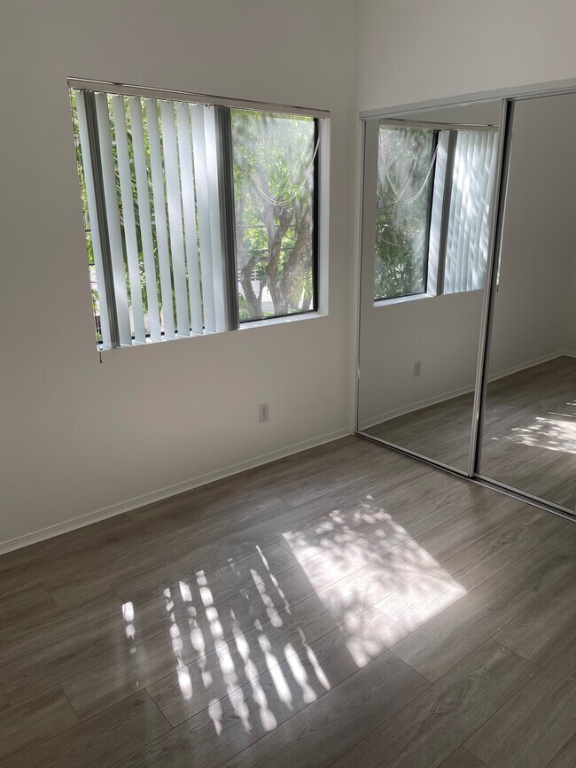 Building Photo - 11247 La Maida St