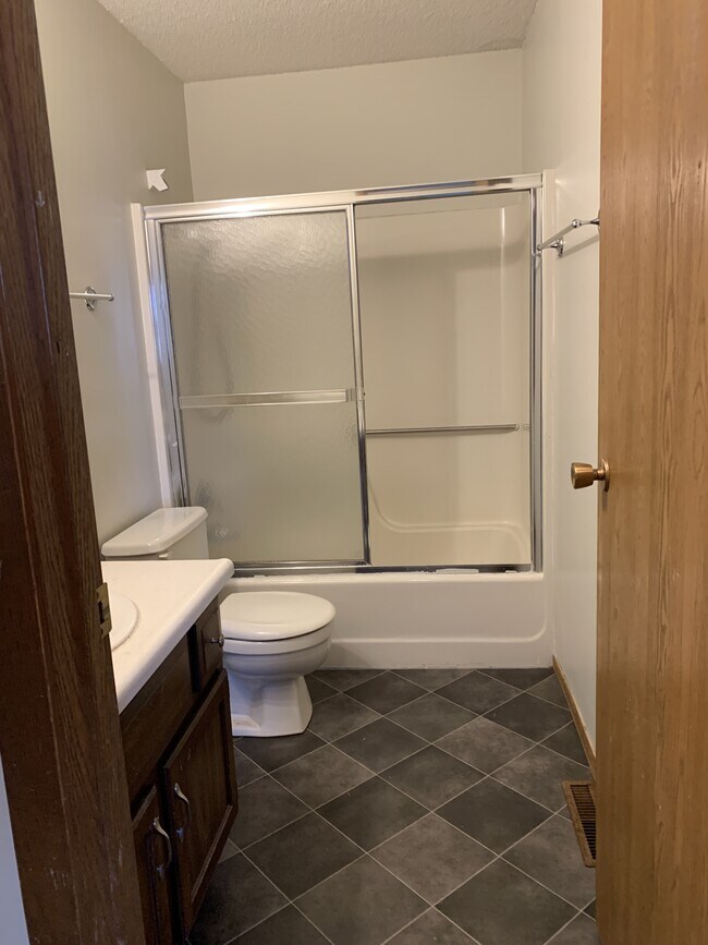 Building Photo - 800 Vassar Cir