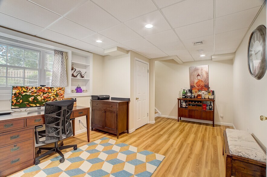 Ground floor flex space - 16 Castle Dr