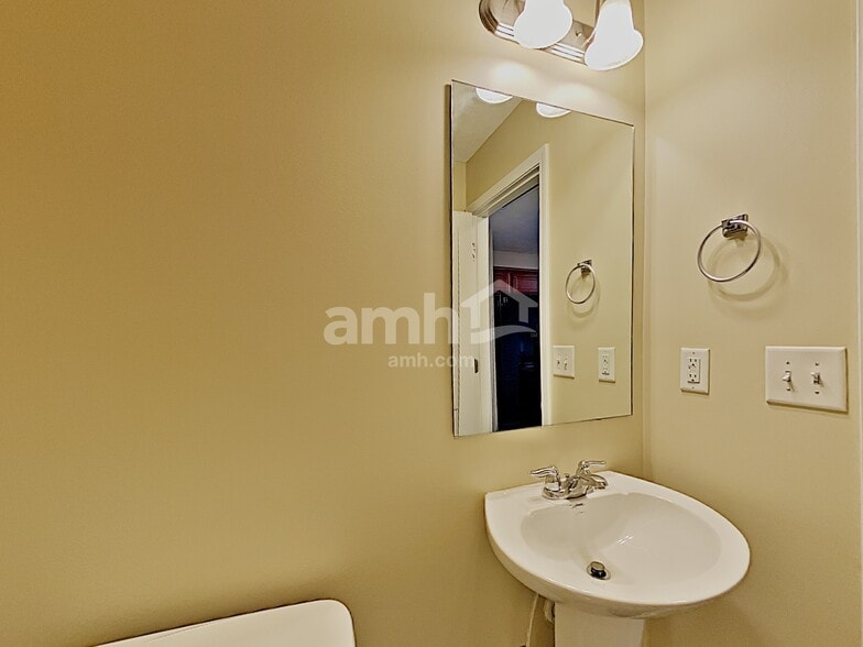 Building Photo - 105 Tulip Grove Pt
