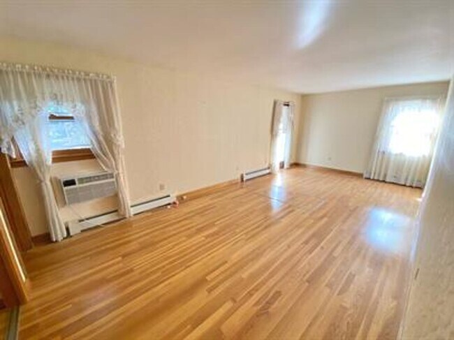Building Photo - 5 Bedroom Home in Essex Junction!