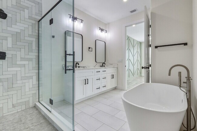 Building Photo - 3 Bedroom, 3.5 Bath Townhouse Minutes From Downtown!!!