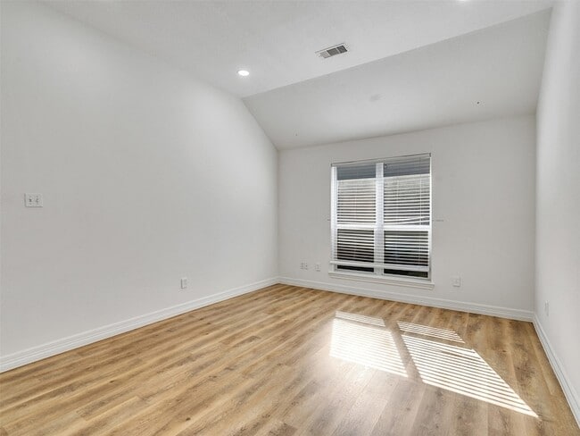 Building Photo - 206 Doncaster