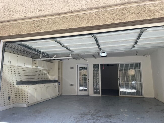 Building Photo - Beautiful 3-Bed/3-Bath Van Nuys Condo – Sp...