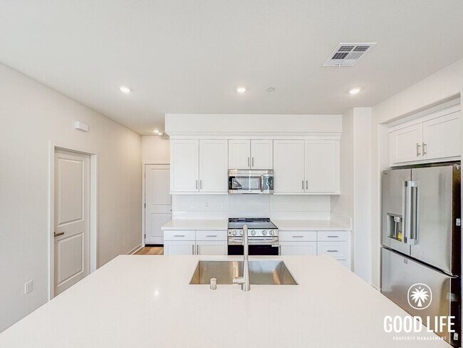 Building Photo - 7006 Solara Wy