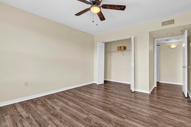 Building Photo - 521 Villa Cir